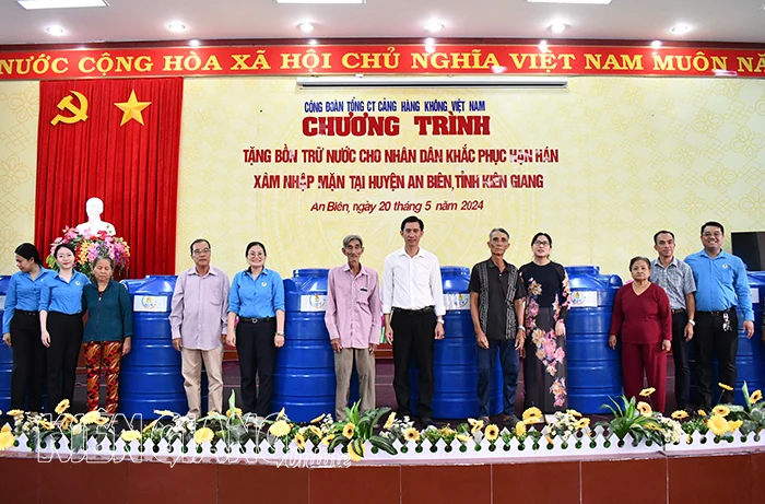 Tặng 30 bồn nước cho người dân huyện An Biên